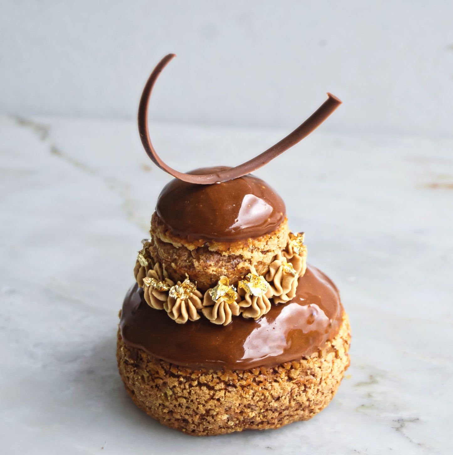 Religieuse au café
